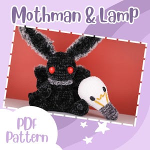 Puede incluir: Un peluche de Mothman negro tejido a ganchillo con ojos rojos y una bombilla blanca tejida a ganchillo. La imagen incluye el texto "Mothman & Lamp" y "PDF Pattern" sobre un fondo morado y rojo.