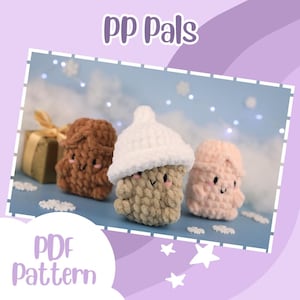 Puede incluir: Tres juguetes de peluche tejidos a crochet en forma de muñeco de nieve, hombre de jengibre y personaje rosa. Los juguetes están sentados sobre una superficie azul con copos de nieve blancos. La imagen incluye el texto "PP Pals" y "PDF pattern".