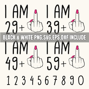 Könnte beinhalten: Schwarzweißes Grafikdesign mit dem Text "I AM 29+", "I AM 39+", "I AM 49+" und "I AM 59+". Jede Zahl wird von einer Schwarzweißillustration einer Hand begleitet, die den Mittelfinger mit rosa Nagellack zeigt.