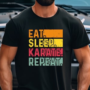 Maglietta Karate Eat Sleep Karate Ripeti Regalo per Artista Marziale Maglia Unisex Manica Corta