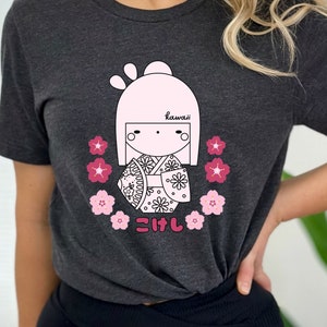 Camiseta Kokeshi de muñeca de madera japonesa kawaii con letras hiragana