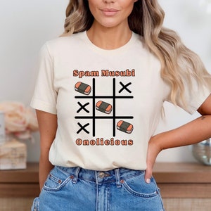 Camiseta de manga corta unisex con texto &quot;Spam Musubi Onolicious&quot;, regalo para amantes de la comida hawaiana.