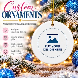 Può includere: Un ornamento rotondo in ceramica bianca con un cordino dorato. Al centro è presente un'icona blu di una montagna e un sole con il testo PUT YOUR DESIGN HERE. Il testo Custom ORNAMENTS e Make it personal, make it special sono visibili.