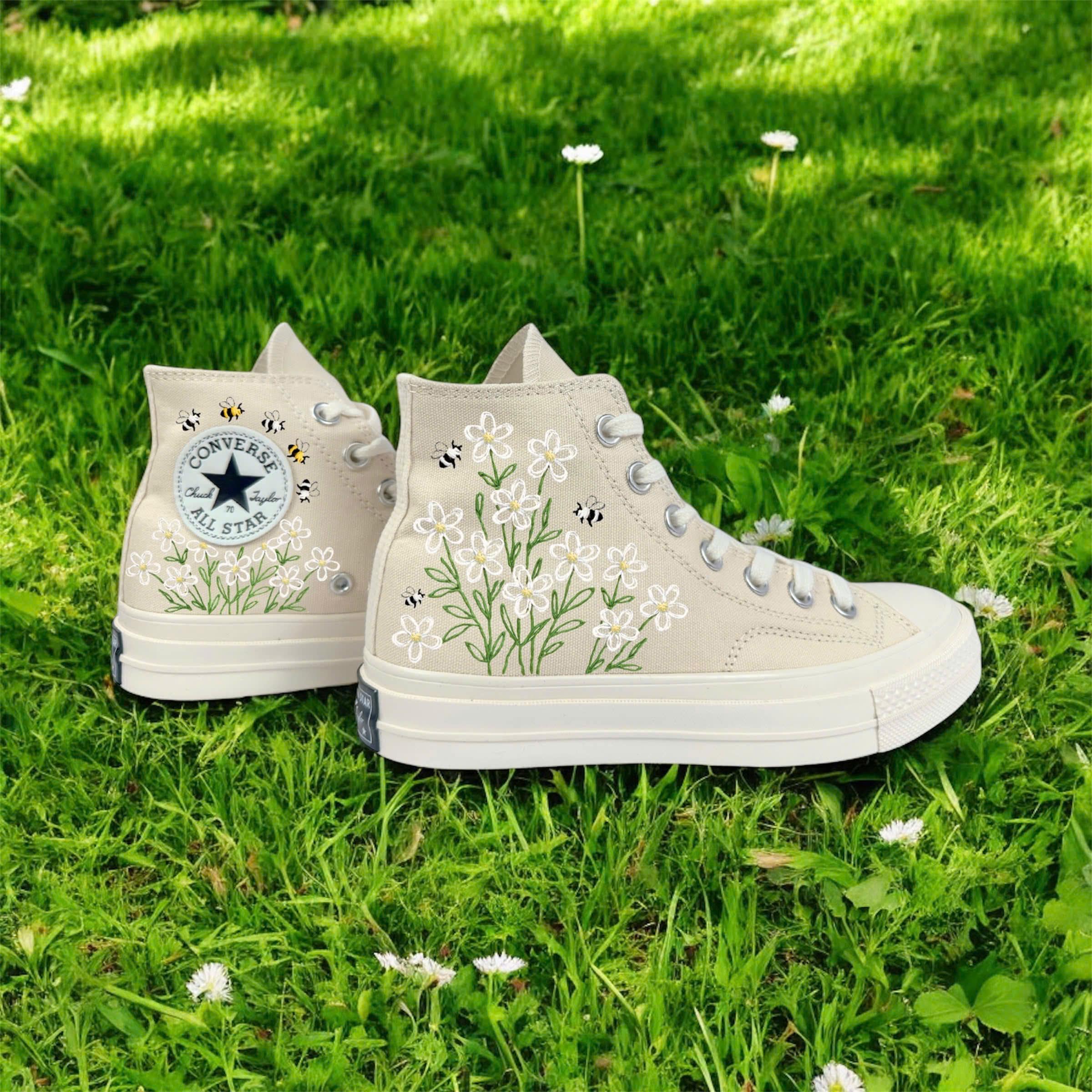 Custom Daisy Embroidered Converse Chuck Taylor, Daisy Flowers Embroidery Shoes, Daisy & Bee Flower Wedding Embroidered Sneakers, Daisy Shoes