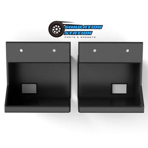 以下が含まれることがあります： 2つの黒い壁掛け棚。各棚の前面には小さな長方形の開口部があります。白いタイヤに青と白の文字で「SIMULATION STATION PARTS & GASKETS」と印刷されています。