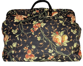 Bolso de mano tejido con tapiz de frutos rojos y vides