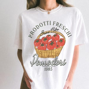 farmers market shirt vintage tomato tee aesthetic veggie graphic shirt hand drawn food lover tee retro gardencore t-shirt trendy fruit shirt