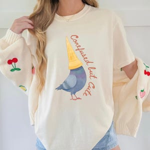funny pigeon shirt cute pigeon tee quirky pigeon graphic shirt pastel humor t-shirt aesthetic funny bird lover gift silly t-shirt for womens
