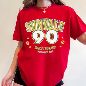 Camiseta con gráficos de verano, camiseta vintage de playa, top retro para viajes en grupo, camiseta costera para amigos, conjunto de verano a juego, camiseta con letras universitarias llamativas, regalo informal