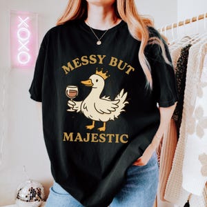 Camiseta divertida de ganso de vino, camiseta de animal peculiar, diseño de pájaro desordenado, camiseta de humor de dibujos animados, camiseta cottagecore, camiseta para amantes del vino, camiseta de ganso linda, idea de regalo
