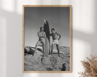 Impresión fotográfica en blanco y negro de surfistas vintage: decoración retro de casa de playa