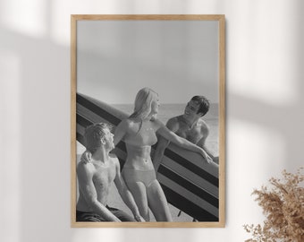 Impresión fotográfica en blanco y negro de surfistas vintage: decoración retro de casa de playa
