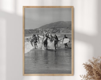 Impresión fotográfica en blanco y negro de surfistas vintage: decoración retro de casa de playa