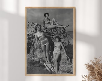 Impresión fotográfica en blanco y negro de surfistas vintage: arte mural playero retro