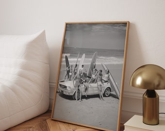 Impresión fotográfica en blanco y negro de surfistas vintage: arte retro de casa de playa