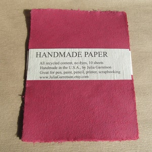 Handgeschöpftes Papier aus upcycled roter Baumwoll T-shirts, keine Farb- oder Zusatzstoffe. Umweltfreundliches, 21,5 x 28 cm grosses, handgemachtes Recyclingpapier