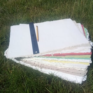 28x43 cm großer Bogen handgemachtes Papier aus recycelten Materialien, in vielen Arten erhältlich, hergestellt von Julia Garretson