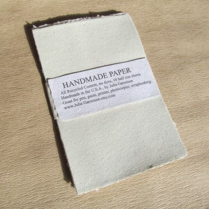 Papier fait à la main recyclé à partir de matériaux recyclés. Eco- Respectueux, Beige Newsletters, 8 1/2 x 5,5 pouces - Papier recyclé fait à la main