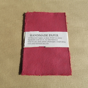 Papier fait main à partir de t-shirts en coton rouge recyclés, sans colorants ni additifs. Papier fait main recyclé, respectueux de l'environnement, 8 1/2 x 5,5 pouces