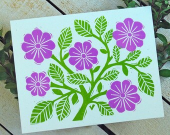 Cartões de nota tipográfica com flores roxas