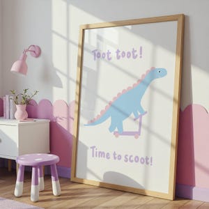 Impresión divertida de dinosaurio en scooter / Arte ecléctico y colorido para dormitorio infantil / Imagen divertida de animales / Decoración genial para la sala de juegos de niños pequeños / Arte imprimible