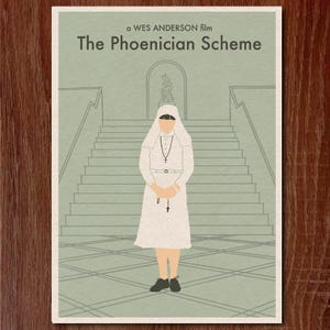 Può includere: Un poster per "The Phoenician Scheme", un film di Wes Anderson. L'illustrazione presenta una figura in abito e velo bianchi, davanti a una scala. Lo sfondo è verde tenue, con il titolo in un carattere scuro.