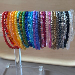 Pulseira elástica de miçangas coloridas para misturar e combinar: personalizável