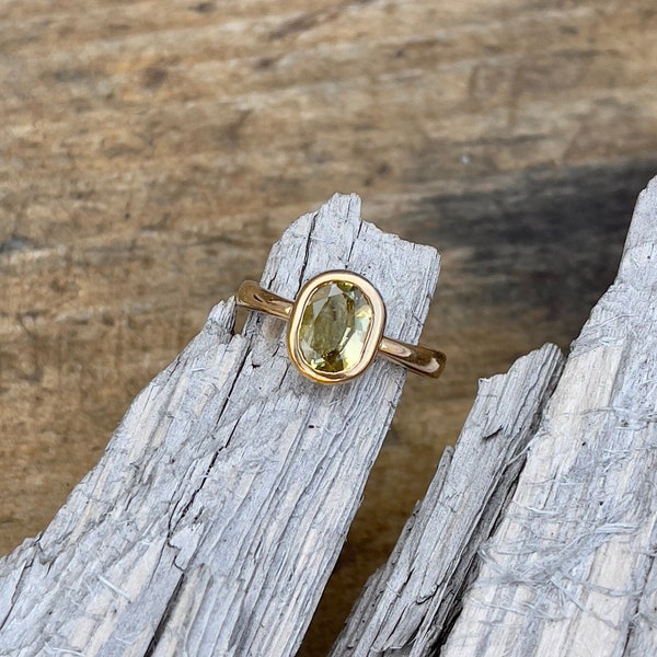 Anjou - Greenish Yellow Sapphire Ring