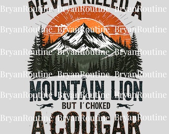 Peut inclure: Conception graphique avec le texte "NEVER KILLED A MOUNTAIN LION BUT I CHOKED A COUGAR". Le design comprend une chaîne de montagnes, des arbres et un coucher de soleil. Police de caractères audacieuse.