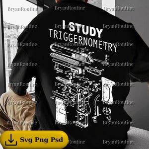 Puede incluir: Sudadera negra con un diagrama blanco de una pistola y el texto "I STUDY TRIGGERNOMETRY". El gráfico muestra las partes de un arma de fuego. La sudadera es de estilo casual.