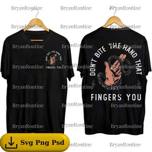 以下が含まれることがあります： 手がヘビを掴んでいるグラフィックデザインの黒いTシャツ。テキストは「DON'T BITE THE HAND THAT FINGERS YOU」です。デザインはTシャツの前面と背面にあります。