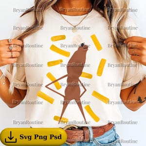 Puede incluir: Camiseta color crema con una figura de dibujos animados con un gorro de chef, que se asemeja a una forma de pasta, rodeada de pasta amarilla. El texto "Svg Png Psd" está en la parte inferior. La camiseta la lleva una persona.
