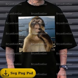 Peut inclure: T-shirt noir avec une image carrée d'un singe touchant son visage, sur fond de paysage marin. Le t-shirt porte le texte "Svg Png Psd" dans un rectangle arrondi jaune en bas.