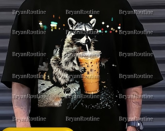 Raton laveur buvant du café glacé PNG Svg, graphique de meme animal rétro drôle, art de raton laveur de Style préhistorique, conception de cadeau mignon amateur de café