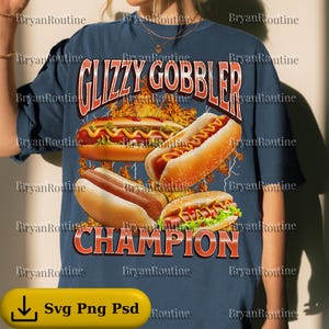 Puede incluir: Camiseta azul marino con un diseño de perritos calientes y el texto "GLIZZY GOBBLER CHAMPION". El diseño incluye llamas y rayos. La camiseta tiene un corte holgado.