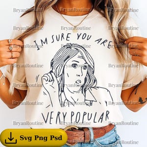 以下が含まれることがあります： 「I'M SURE YOU ARE VERY POPULAR」のテキストが入った、黒い線画の女性がジェスチャーをしているクリーム色のTシャツ。Tシャツは半袖で、ブルージーンズと茶色のベルトと組み合わせています。