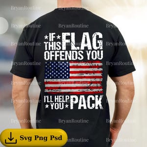 Op de afbeelding: Zwart T-shirt met een Amerikaanse vlag en witte tekst. De tekst luidt: "Als deze vlag je beledigt, help ik je met inpakken." Het vlagontwerp heeft een distressed look.