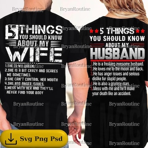 Może przedstawiać: Czarne koszulki z białym tekstem. Jedna koszulka mówi "5 RZECZY, KTÓRE POWINIENEŚ WIEDZIEĆ O MOJEJ ŻONIE" z listą cech. Druga mówi "5 RZECZY, KTÓRE POWINIENEŚ WIEDZIEĆ O MOIM MĘŻU" z listą.