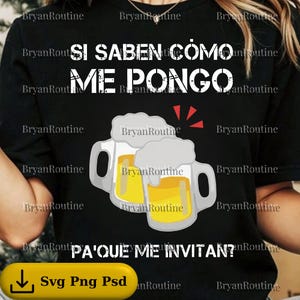 Pode incluir: Camiseta preta com o texto "SI SABEN CÓMO ME PONGO PA'QUE ME INVITAN?" e um gráfico de duas canecas de cerveja. As canecas são preenchidas com líquido amarelo e cobertas com espuma branca. Um botão amarelo com "Svg Png Psd" está na parte inferior.