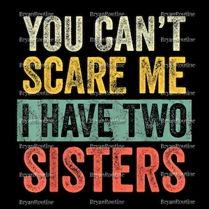 Op de afbeelding: Zwart grafisch ontwerp met de tekst "YOU CAN'T SCARE ME I HAVE TWO SISTERS" in verweerde, veelkleurige lettertypen. De tekst is in vier regels gerangschikt, met woorden in wit, geel, turquoise en oranje.