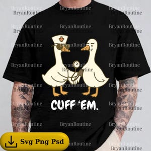 以下が含まれることがあります： 2 羽のガチョウの漫画デザインが特徴の黒い T シャツ。1 羽のガチョウは看護師の帽子とサングラスを着用しています。ガチョウは赤ちゃんのガチョウを抱いています。「CUFF 'EM」というテキストが下にあります。シャツには黄色のダウンロードボタンが付いています。