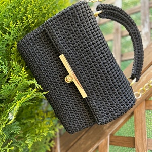 Bolso de mano de lujo enhebrado en crochet.Elegante cordón. imagen 5