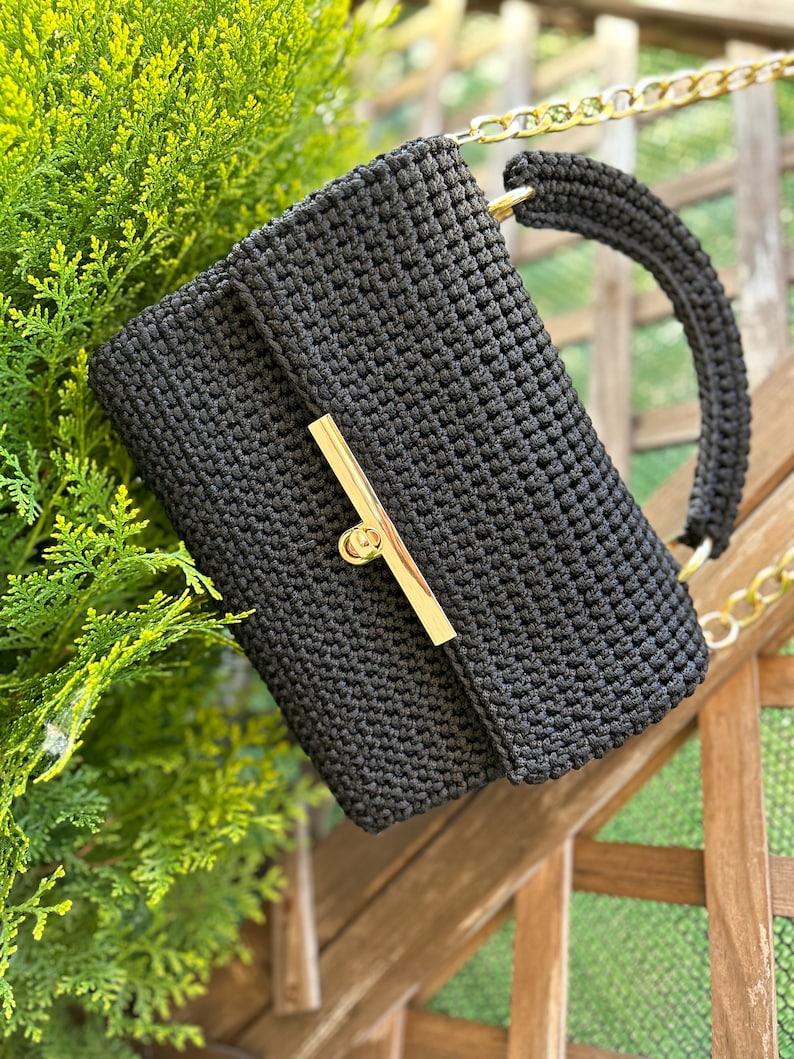 Bolso de mano de lujo enhebrado en crochet.Elegante cordón. imagen 5