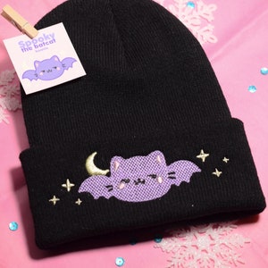 Cappello a cuffia Kawaii Spooky the BatCat, simpatico berretto invernale, berretto nero e lavanda, berretto morbido ricamato, berretto gatto