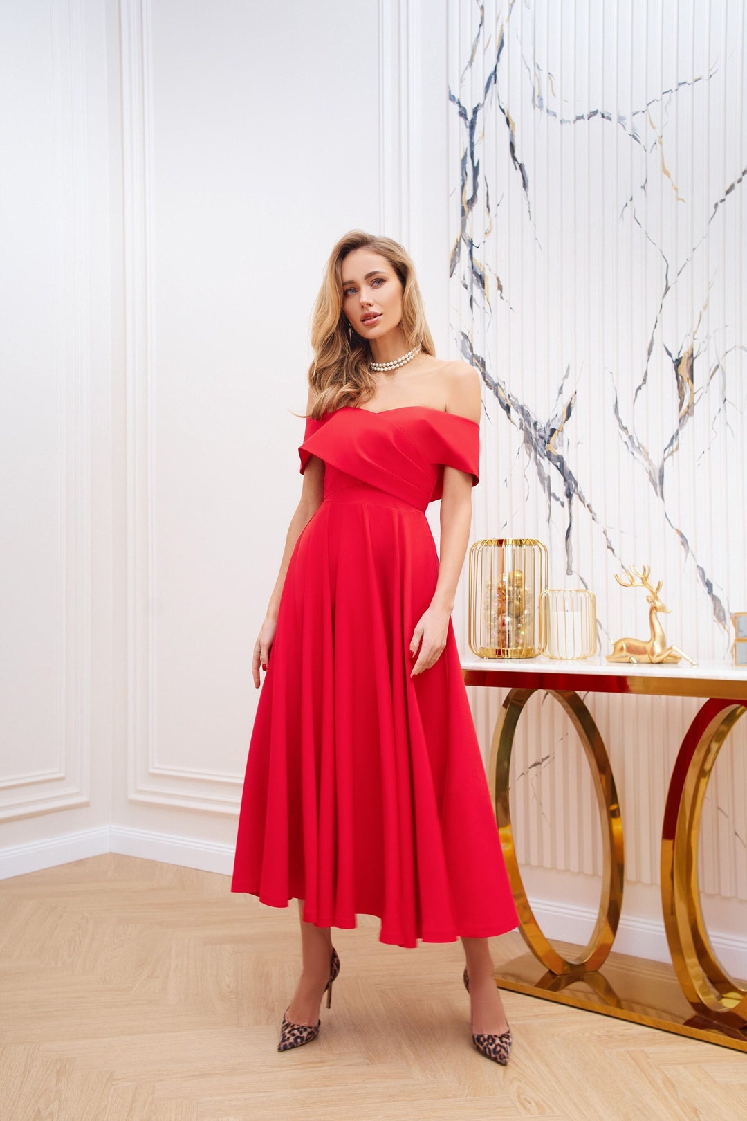 Vestido midi rojo con hombros descubiertos y largo hasta la rodilla
