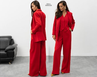Dreiteiliger roter Hosenanzug für Damen mit Weste, tailliertem Blazer und weit geschnittener Hose – elegantes Outfit für besondere Anlässe