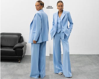 Hellblauer Dreiteiler, taillierter Damen-Hosenanzug mit Weste, blauem Blazer und weit geschnittener Hose, eleganter Business-Anzug