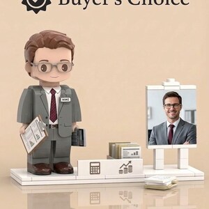 Könnte beinhalten: Figur eines Geschäftsmannes in grauem Anzug, der einen Klemmbrett und einen Taschenrechner hält. Die Figur hat eine Brille und ein Namensschild mit der Aufschrift "MIKE". Ein Schild zeigt "Buyer's Choice". Es gibt ein Bild eines Mannes im Anzug.