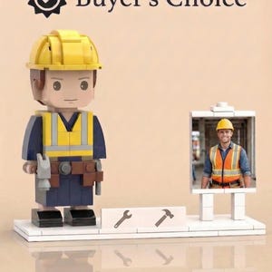 Op de afbeelding: Een bouwvakkerfiguur met een gele helm, marineblauw uniform en gele vest. Het figuur houdt een hamer vast en staat naast een bord met een foto van een lachende bouwvakker. De woorden "Buyer's Choice" en "Premium Craftsmanship & Lifelike Design" zijn ook zichtbaar.