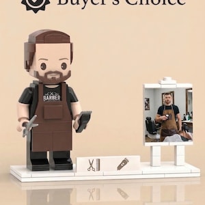Könnte beinhalten: Eine Blockfigur eines Barbiers, der eine Schere und einen Haarschneider hält und eine braune Schürze und ein schwarzes Hemd mit dem Aufdruck "CX BARBER" trägt. Ein Spiegel zeigt einen Barbier in einem Geschäft. Der Text "Buyer's Choice" und "Premium Craftsmanship & Lifelike Design" sind ebenfalls sichtbar.